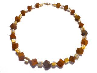 Halskette aus braune Lavawürfeln und Perlmuttnuggets (0217)